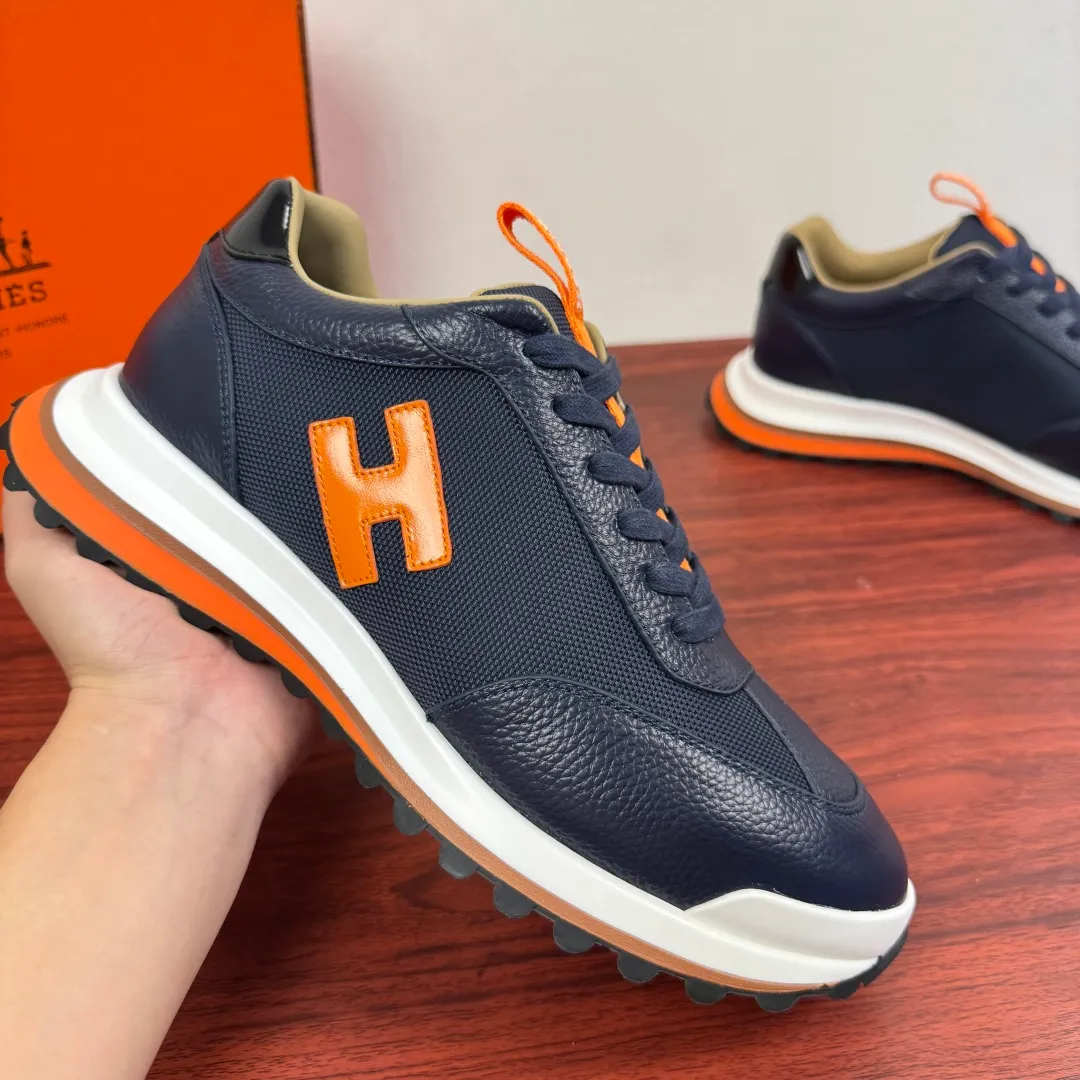 Batch 740 HERMES/Hermès men’s new sports shoes, rhythmic casual shoes: crafted with luxurious materials, luxurious walking experience! The upper is made of top-grade calfskin, with a fine texture like silk caressing the fingertips. The flexible texture is suitable for a variety of scenes; some shoes are integrated with breathable mesh, and the light breathing makes your steps refreshing at all times. The sole is made of high-elastic rubber composite material, and the carefully carved patterns give strong grip, making every step as stable as stepping on the clouds. At the same time, the cushioning and shock-absorbing technology is hidden in it, quietly eliminating the impact of the road. From urban commuting to outdoor walking, Hermès uses luxurious materials and craftsmanship to make every step a double luxury of texture and comfort, showing the brand's ultimate pursuit of details and quality in every inch. Size: 39-40-41-42-43-44 leather shoe size (38.45.46 can be customized) Item number: H25286 leather mesh blue